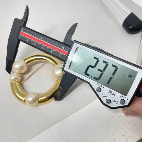 Andre Courreges Paris Gilt Metal and Faux Pearl Modernist Pin Brooch Marked - Picture 15 of 15